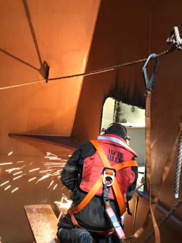 Reparación estructural en el tanque de combustible del barco Ardmore Endeavor. 10 subsea maintenance Blog