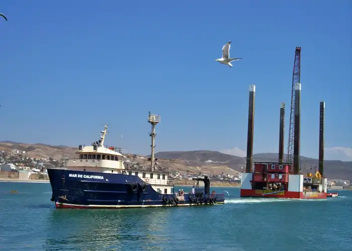 Diseño y Construcción de plataforma Jack up 10 Ingeniería Marítima y Portuaria Remolcando Barcaza en Jack up