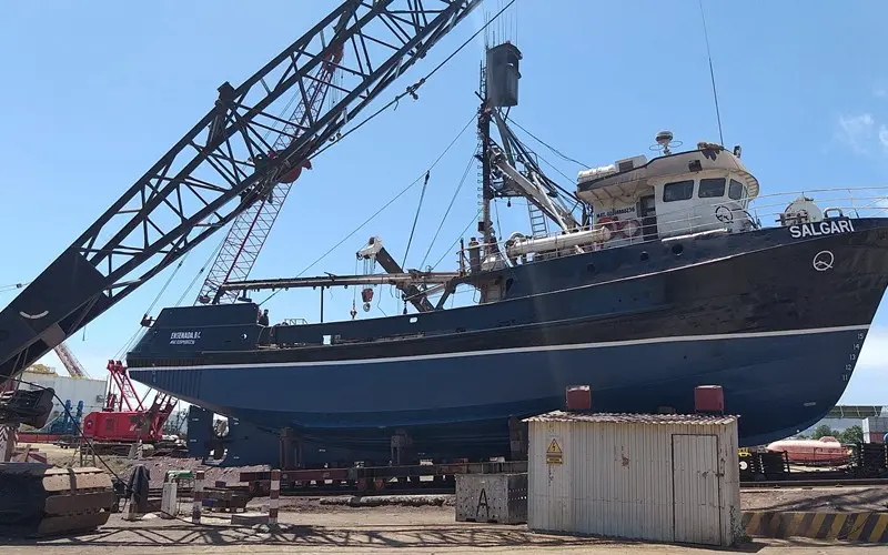 Mantenimiento y Reparación a BM Salgari 3 "Instalación de acero en el casco del barco BM SALGARI durante trabajos de renovación."