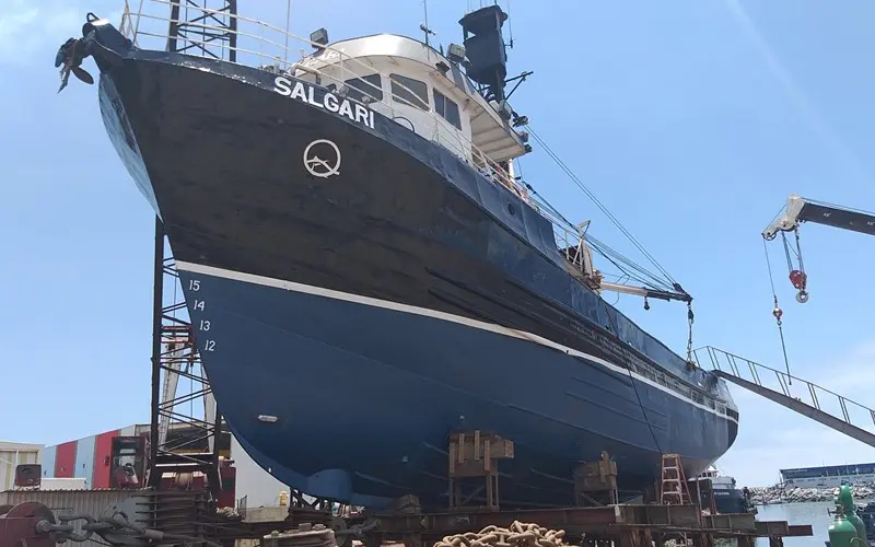 Mantenimiento y Reparación a BM Salgari 4 "Reparaciones en la cubierta del barco BM SALGARI en el astillero."