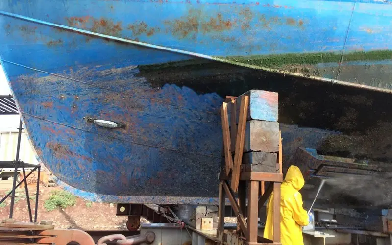 Sube a Dique Seco Barco San Jacinto 3 Aplicación de epóxico en la obra viva y muerta del barco SAN JACINTO en SERPORT.