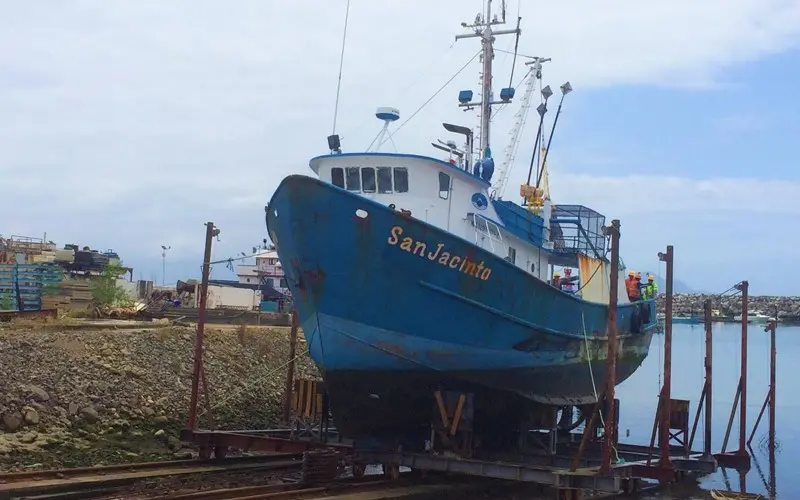 Sube a Dique Seco Barco San Jacinto 4 Instalación de zinc tipo torpedo de 26 libras en el barco SAN JACINTO durante su mantenimiento